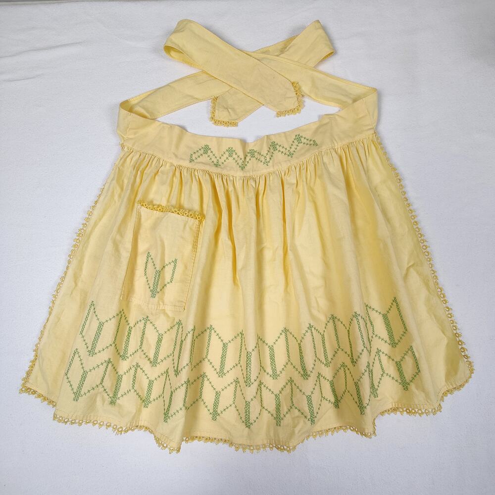 VTG Adorable Peasant Grandmother Embroidered Country Artsy Kitchen Half Apron